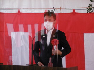 起工式であいさつする飯塚市長