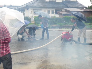 小型消防ポンプによる放水訓練