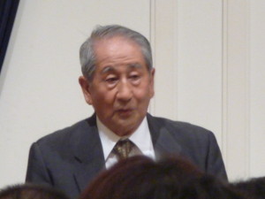記念講演する熊沢誠甲南大学名誉教授　